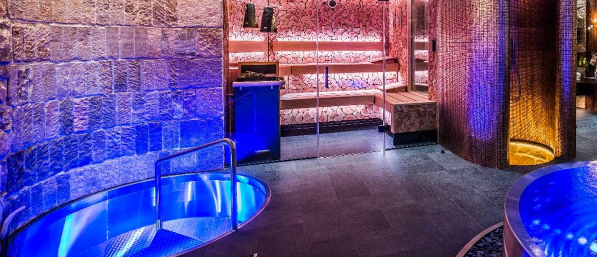 Espace wellness avec sauna et spa inox